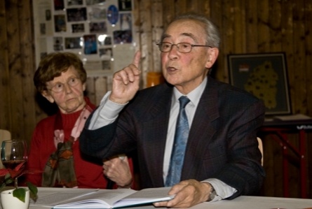 Herr Hermann liest aus seinem Buch vor.